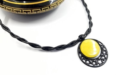 Gintaro vėrynis”Juoda ir geltona”