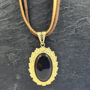 Gintaro pakabukas ant odinės virvelės