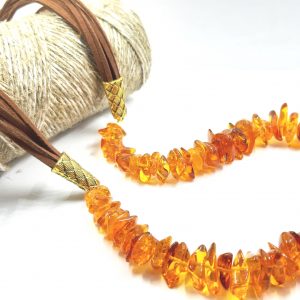 Unikalus kaklo papuošalas su senu gintaro ant odinės virvelės