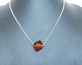 Gintaro pakabukas „Kubas“ su grandinėle