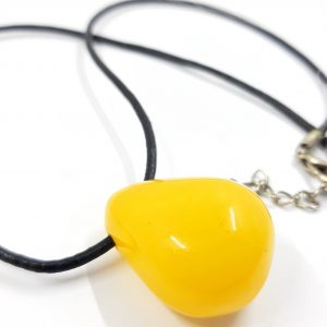 Gintaro pakabukas ant odinės virvelės