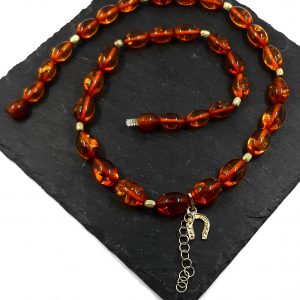 Gintaro karoliai alyvuogių formos su pakabuku „Pasaga”