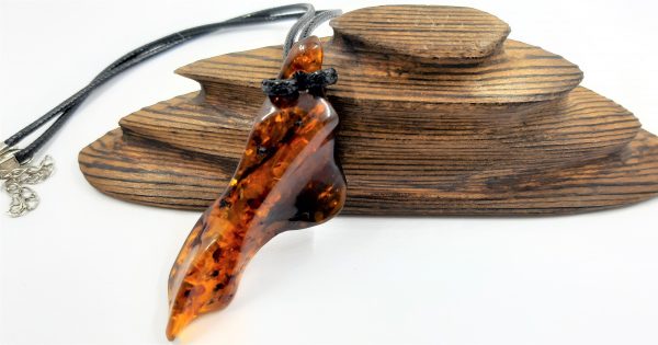 Raižytas gintaro pakabukas