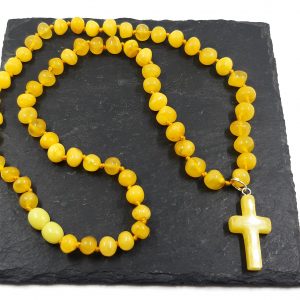 Natūralaus Baltijos gintaro karoliai su kryžiuku