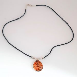 Nuostabus gintaro pakabukas ant silikono