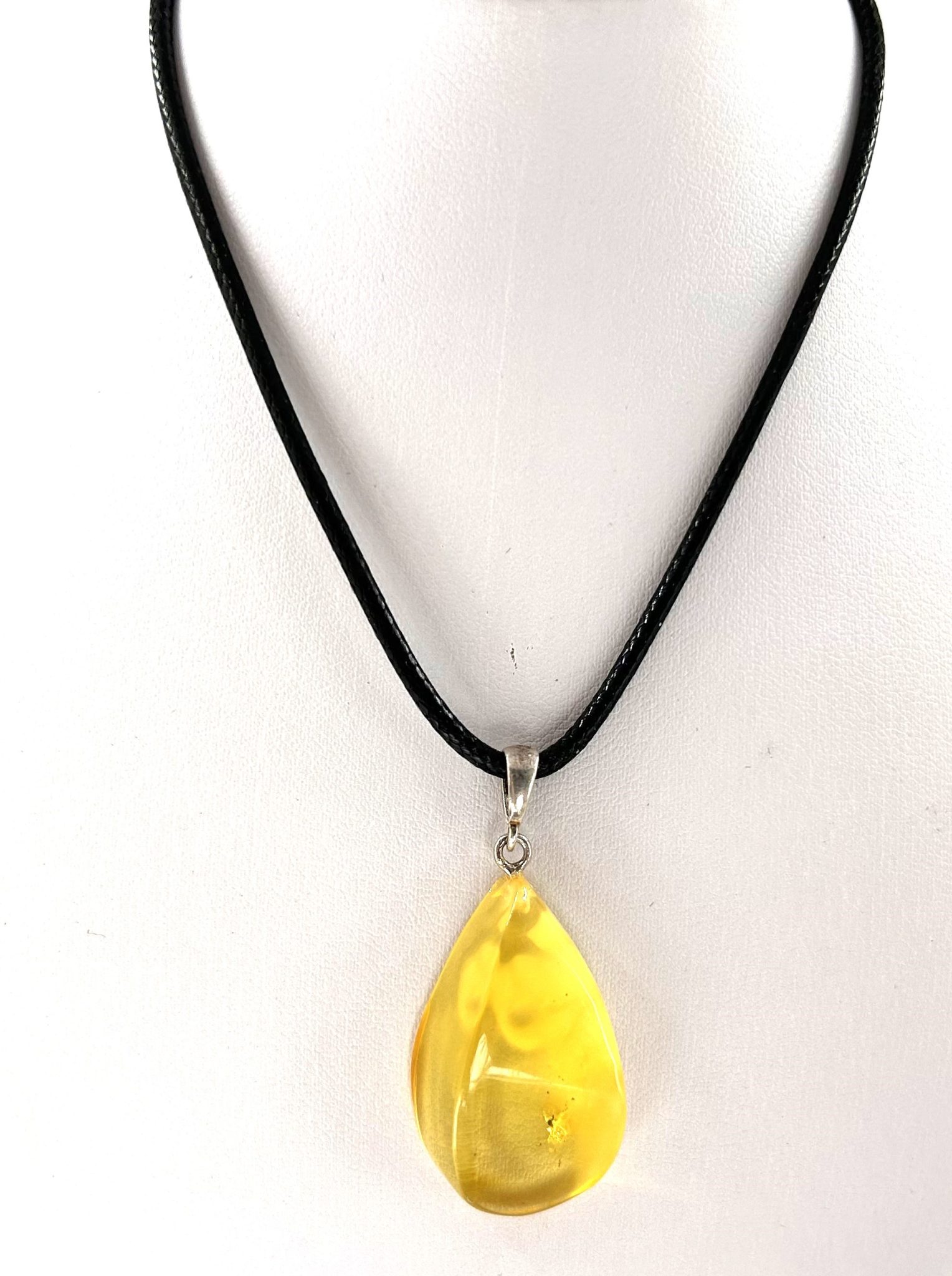 Nuostabus Baltijos gintaro pakabukas ant virvės