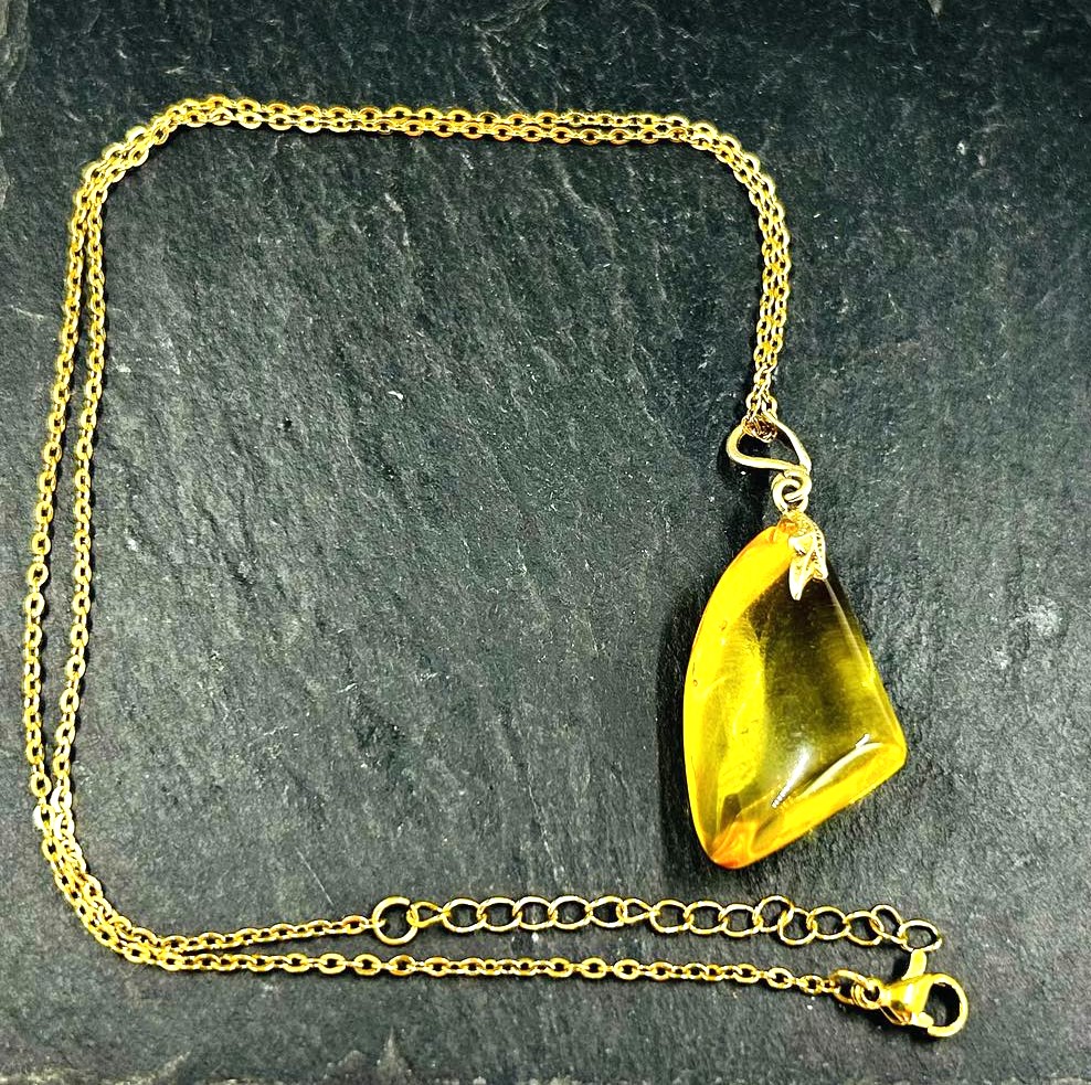 Gintaro pakabukas ant grandinėlė