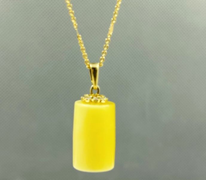 Gintaro pakabukas-cilindras ant grandinėlės