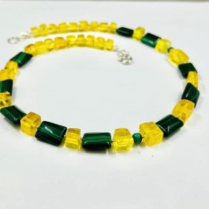 Nuostabus gintaro ir malachito karoliai